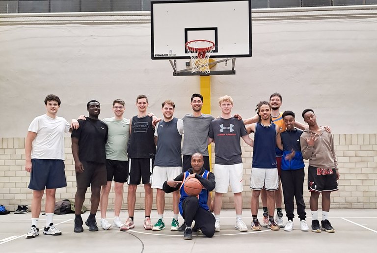 Gruppenfoto der drei ersten Plätze des Mitternachtsbasketballturniers. 