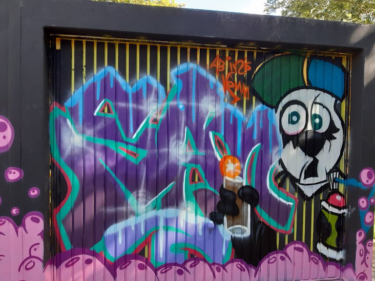 Garagentor besprueht mit Graffiti