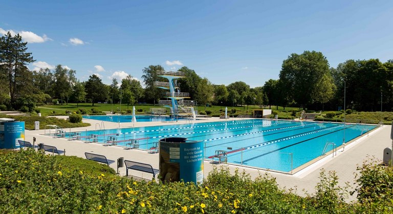 Schwimmerbecken und Sprungturm im Kreuzsteinbad