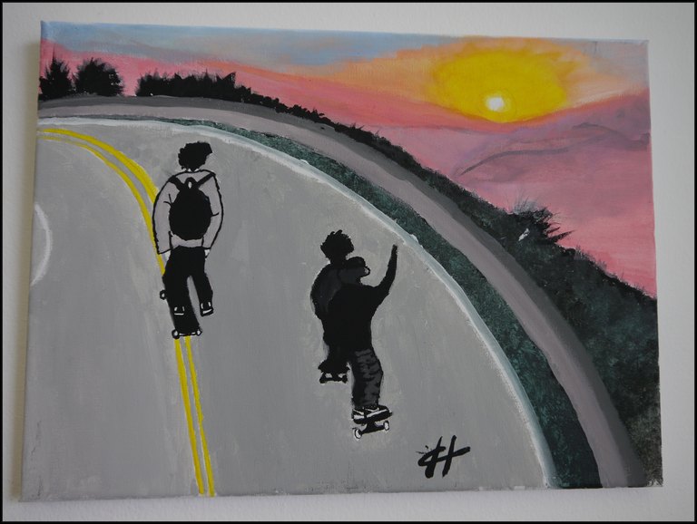 drei Jungs beim Skaten auf einer Straße, rechts der Sonnenuntergang
