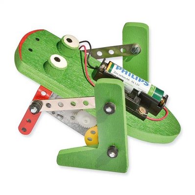 selbst gebastelter huepfender Frosch aus Holz mit Batterie