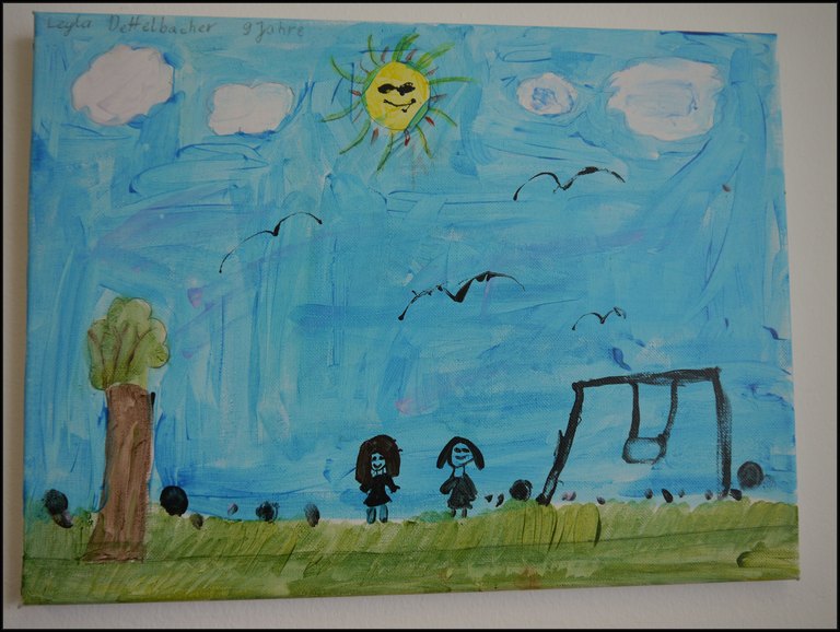 zwei Kinder auf einer Wiese, rechts eine Schaukel, darüber die Sonne mit einem Gesicht