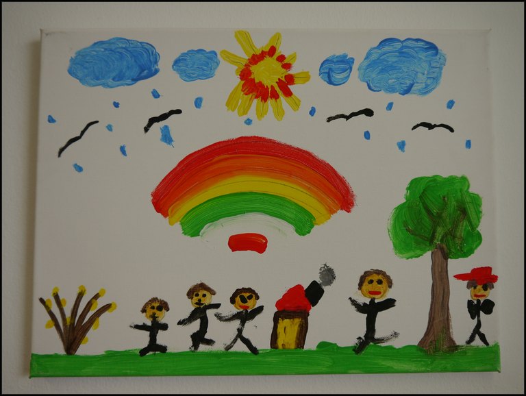 Strichmaennchenfamilie vor dem Haus im Garten, darüber ein Regenbogen, Sonne und Wolken