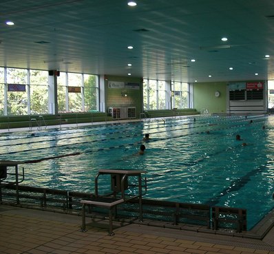 Schwimmhalle des SVB-Hallenbades in dem Menschen ihre Bahnen ziehen