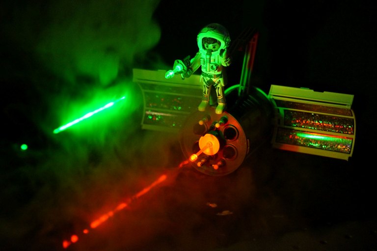 eine Playmobilfigur auf einem Laserschwert 