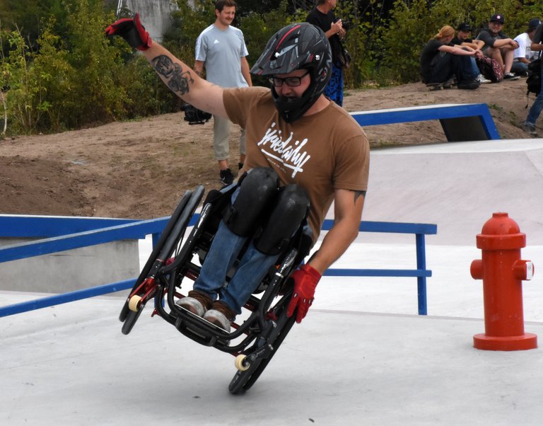 Vorfuehrung eines Rollstuhlfahrers bei der Eroeffnung des Skaterparks Obere Roeth