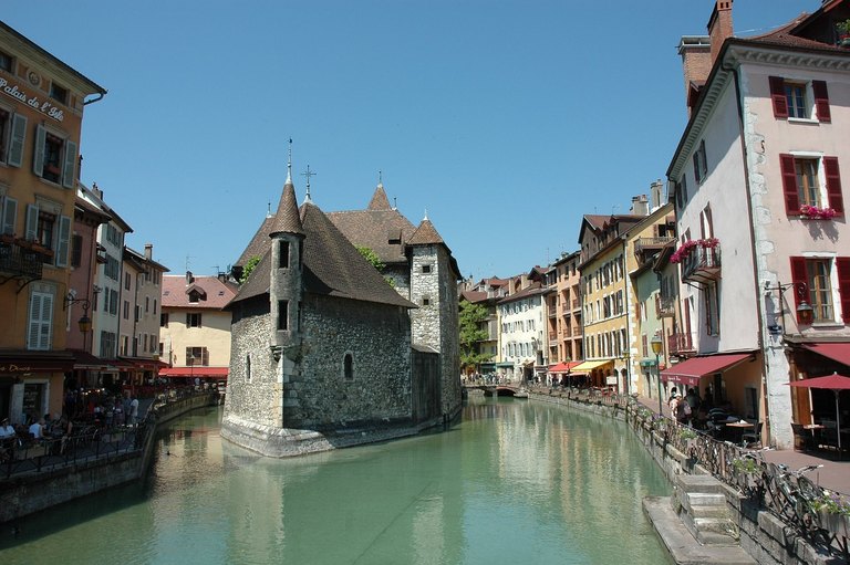 Ansicht auf Historische Stadt mit See 