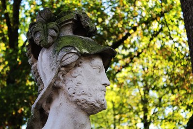 Kopf eines Mannes in Stein gemeißelt mit Helm