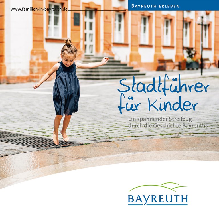 Kleines Maedchen am Brunnen vor dem Finanzamt Bayreuth