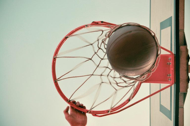 Basketball, der durchs Netz geht 