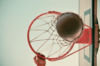 Basketball, der durch das Netz geht