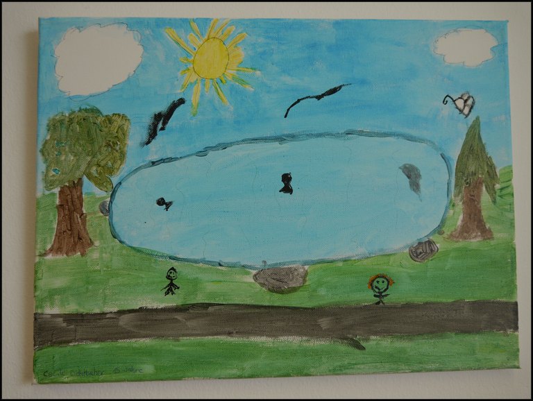 Landschaft mit blauem Himmel, der Sonne und einem Teich mit Fischen und zwei Personen davor