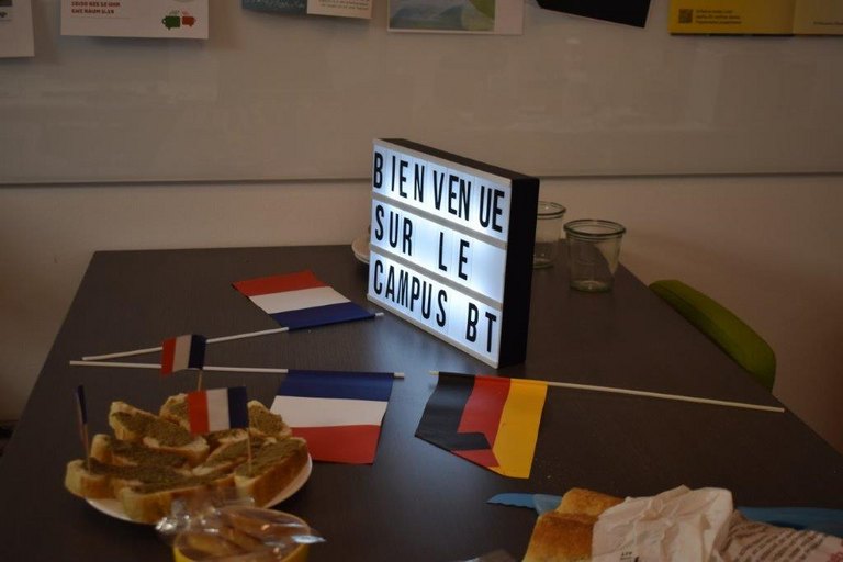 Französische und deutsche Flaggen mit Baguette   