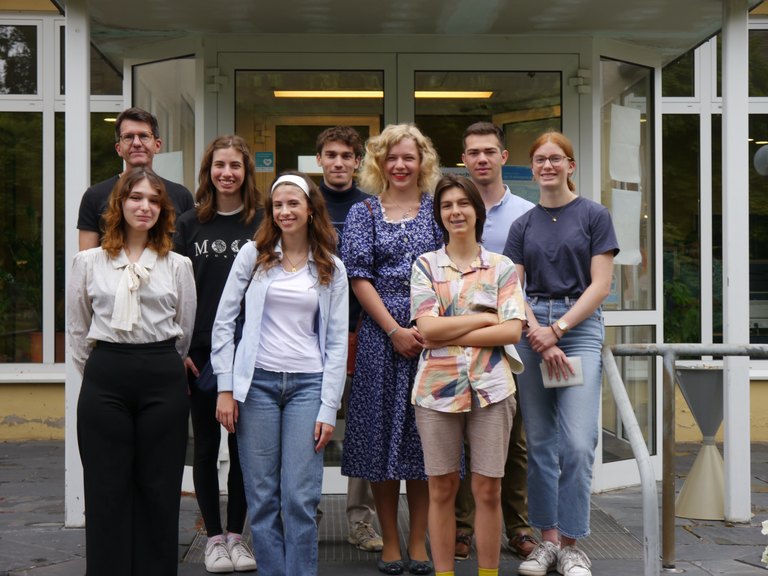 Gruppenfoto mit Jugendlichen vor einem Eingang 