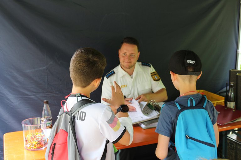 ein Polizist mit zwei Jungen