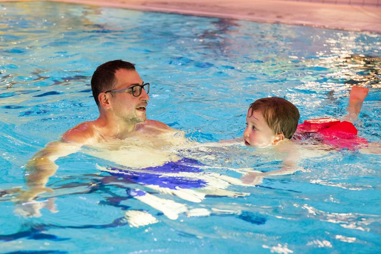 Mann mit einem Jungen im Schwimmbad  