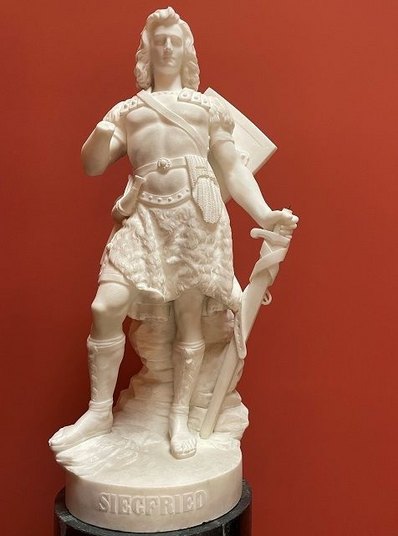 Bild vom Opernheld Statue Siegfried