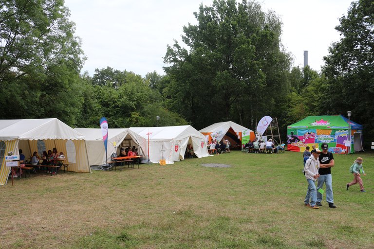 verschiedene Zelte auf einer Wiese