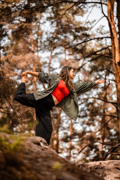 Frau macht Yoga-Pose