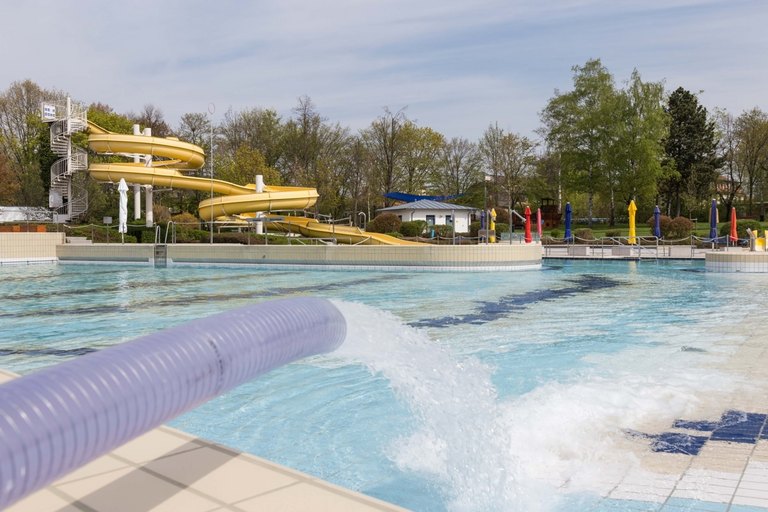 Kreuzsteinbad mit gelber Wasserrutsche