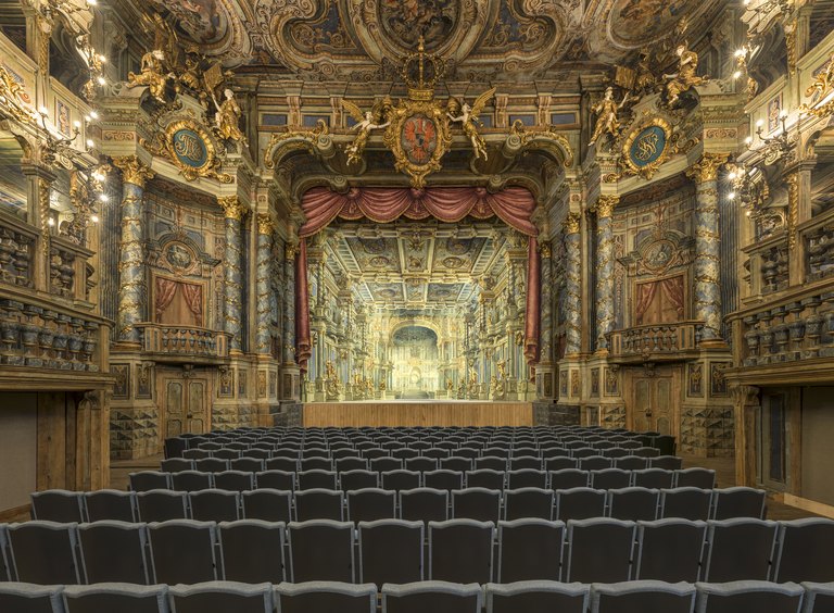 Innenansicht des Bayreuther Opernhauses von hinten nach vorne fotografiert