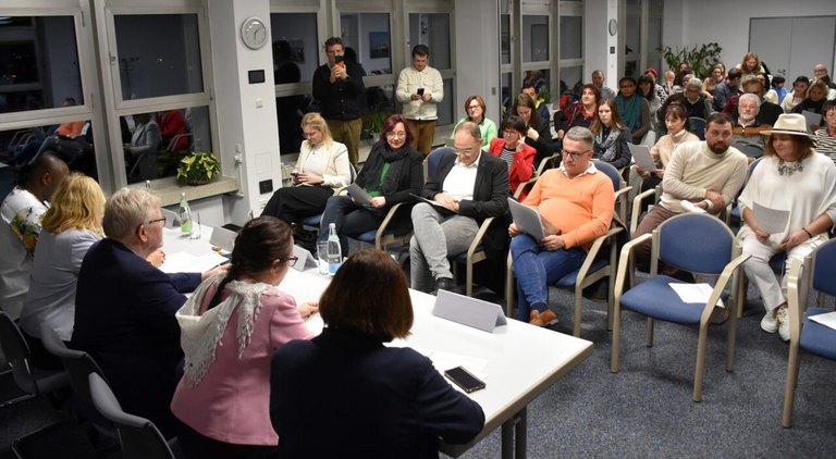 Gruppe von Menschen bei einem Vortrag 