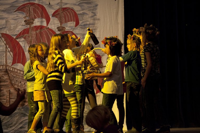 Gruppe von Kindern auf der Bühne beim Theaterspielen