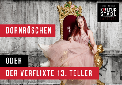 Eine Frau im Kleid mit Zepter und Krönchen sitzt entspannt auf einem Thron.