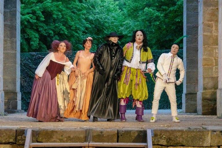 5 Schauspieler auf der Bühne am Wasserturm in der Eremitage zum Theaterstück Don Juan der Studiobühne Bayreuth