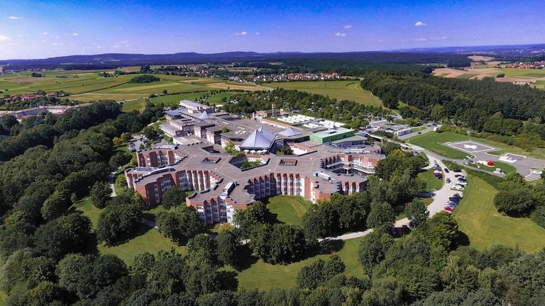 großer Gebaeudekomplex von oben fotografiert 