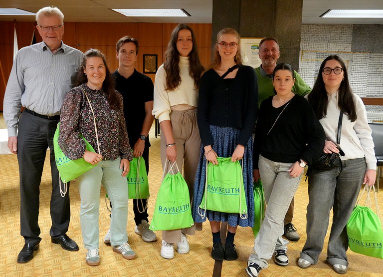 Der Oberbürgermeister Herr Ebersberger, der Stadtrat Stephan Müller und die sechs junge Erwachsenen aus Annecy, Prag 6 und La Spezia haben sich zu einem Gruppenfoto im Foyer des Neuen Rathauses platziert., P 