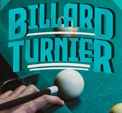 Eine Hand die Billiard spielt. Der Stab berührt knapp die weiße Kugel.