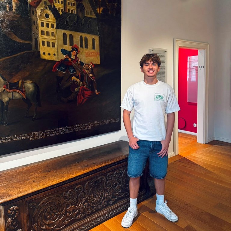 Junge im Museum