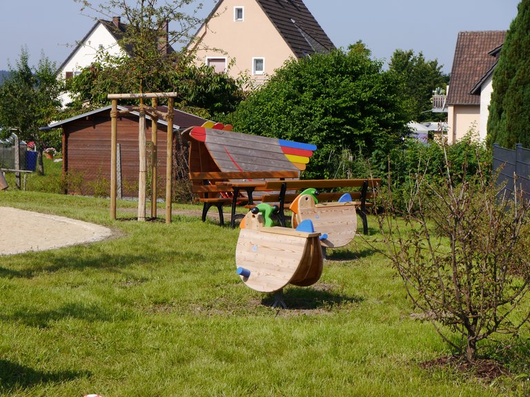 Spielgeraete aus Holz, Huehnern nachgebildet 