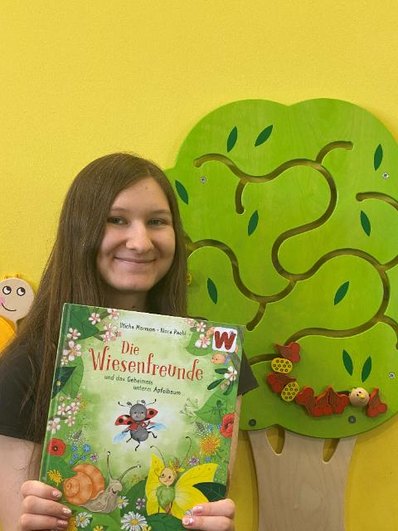 Mädchen mit Buch in der Hand