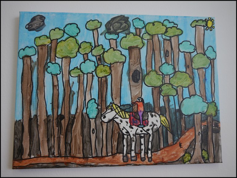Maedchen reitet auf einem Pferd im Wald