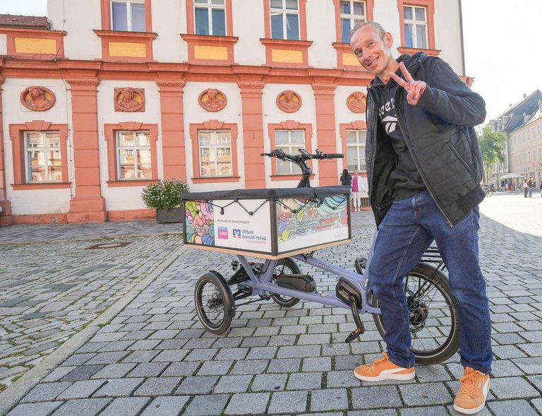 Mann mit einem Lastenfahrrad