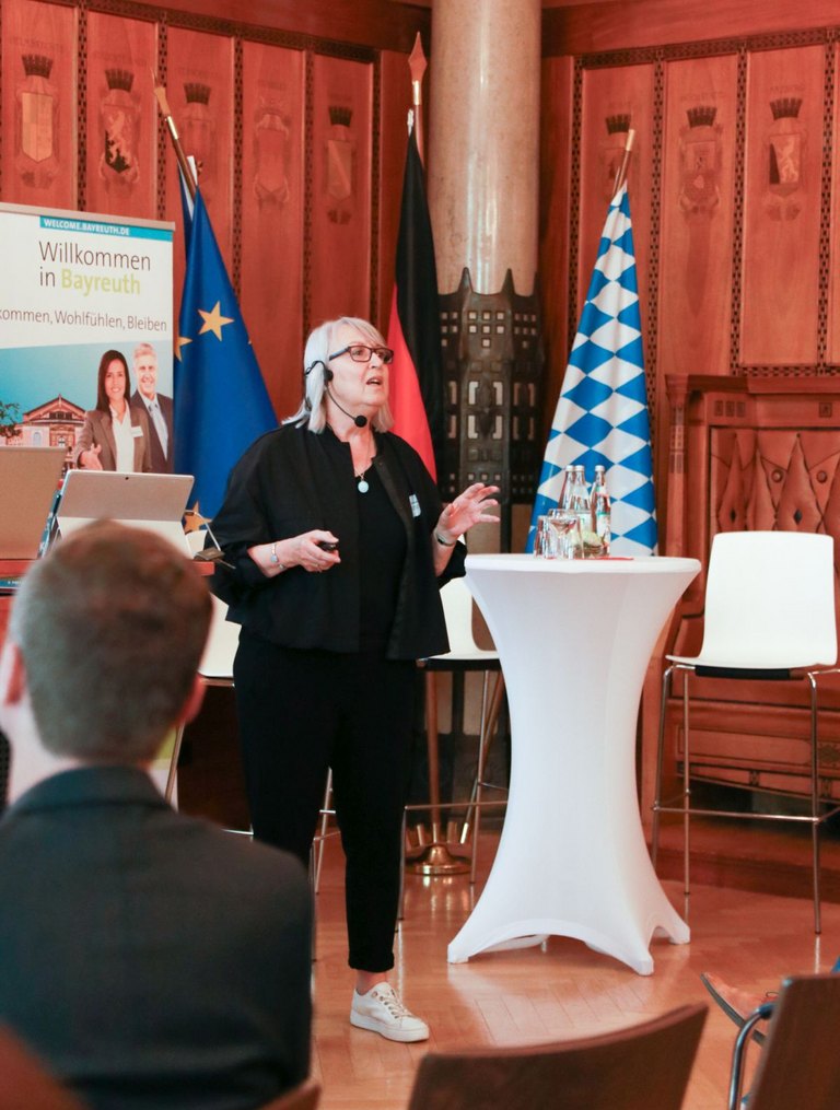 Kirsten Frohnert, Projektleiterin im Netzwerkbüro "Erfolgsfaktor Familie" erläutert, wie Unternehmen Mitarbeitende mit Pflegeverantwortung gut unterstützen können.