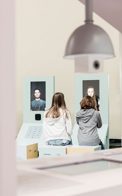 zwei Jugendliche von hinten