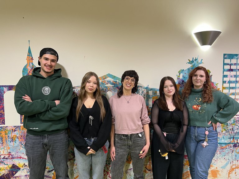 links ein Mann und dann vier Frauen 