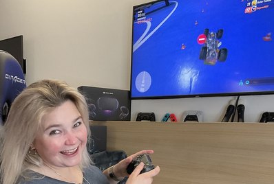 Frau auf einem Bürostuhl beim online-spielen