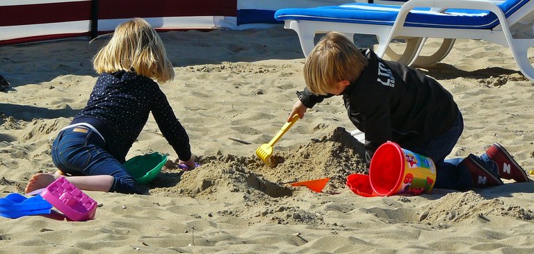 spielende Kinder im Sandkasten 
