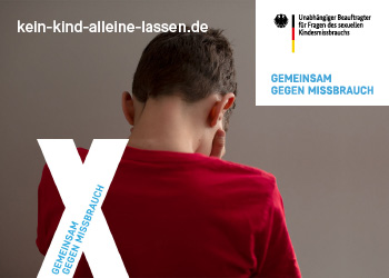 Logo Gemeinsam gegen Missbrauch, Junge mit rotem T-Shirt von hinten
