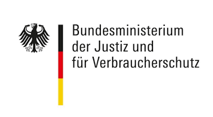 Logo des Bundesministeriums der Justiz und für Verbraucherschutz, schwarze Schrift auf weißem Grund, links daneben der Bundesadler