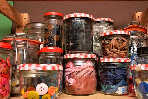 Glaeser mit verschiedenen Bastelmaterialien