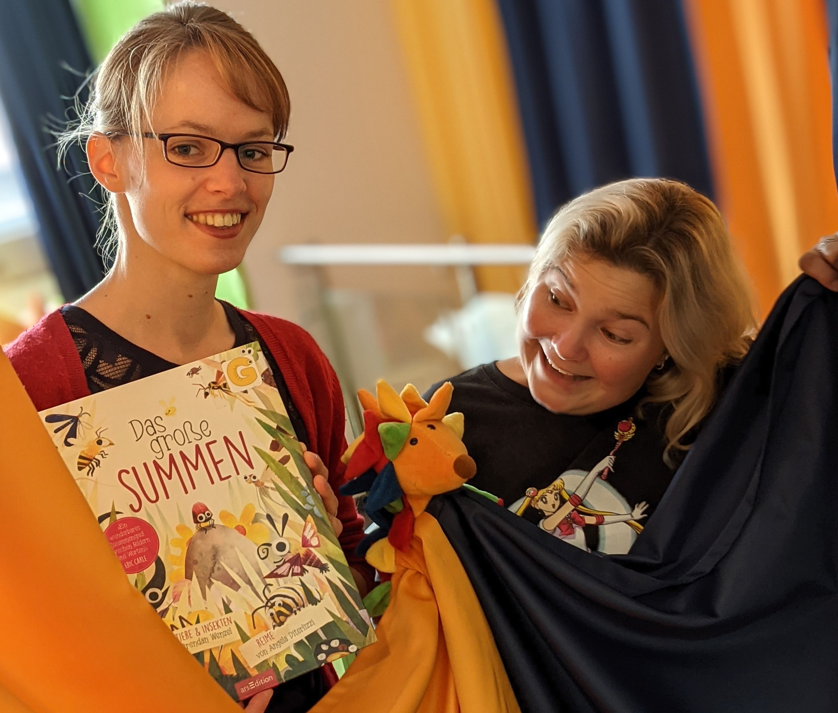 zwei Frauen praesentieren das Buch, das große Summen