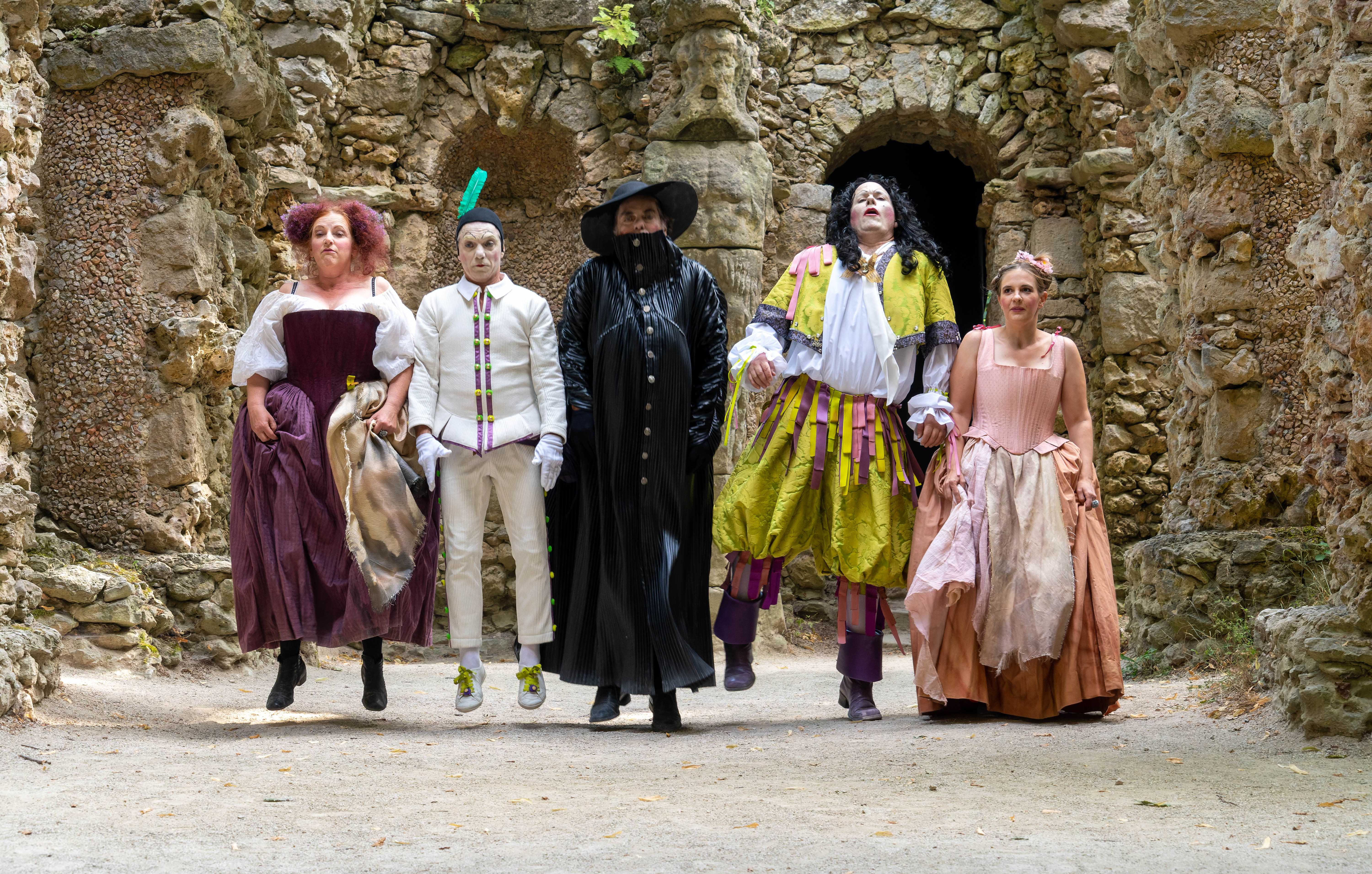 Gruppe von Schauspielern vor einem alten Gemaeuer