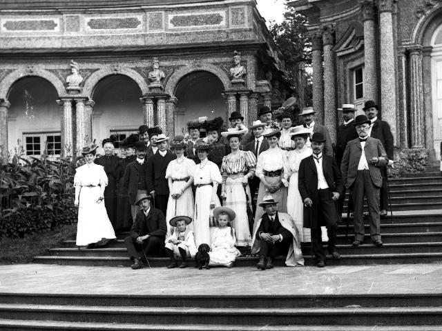 Familienbild in schwarz-weiß