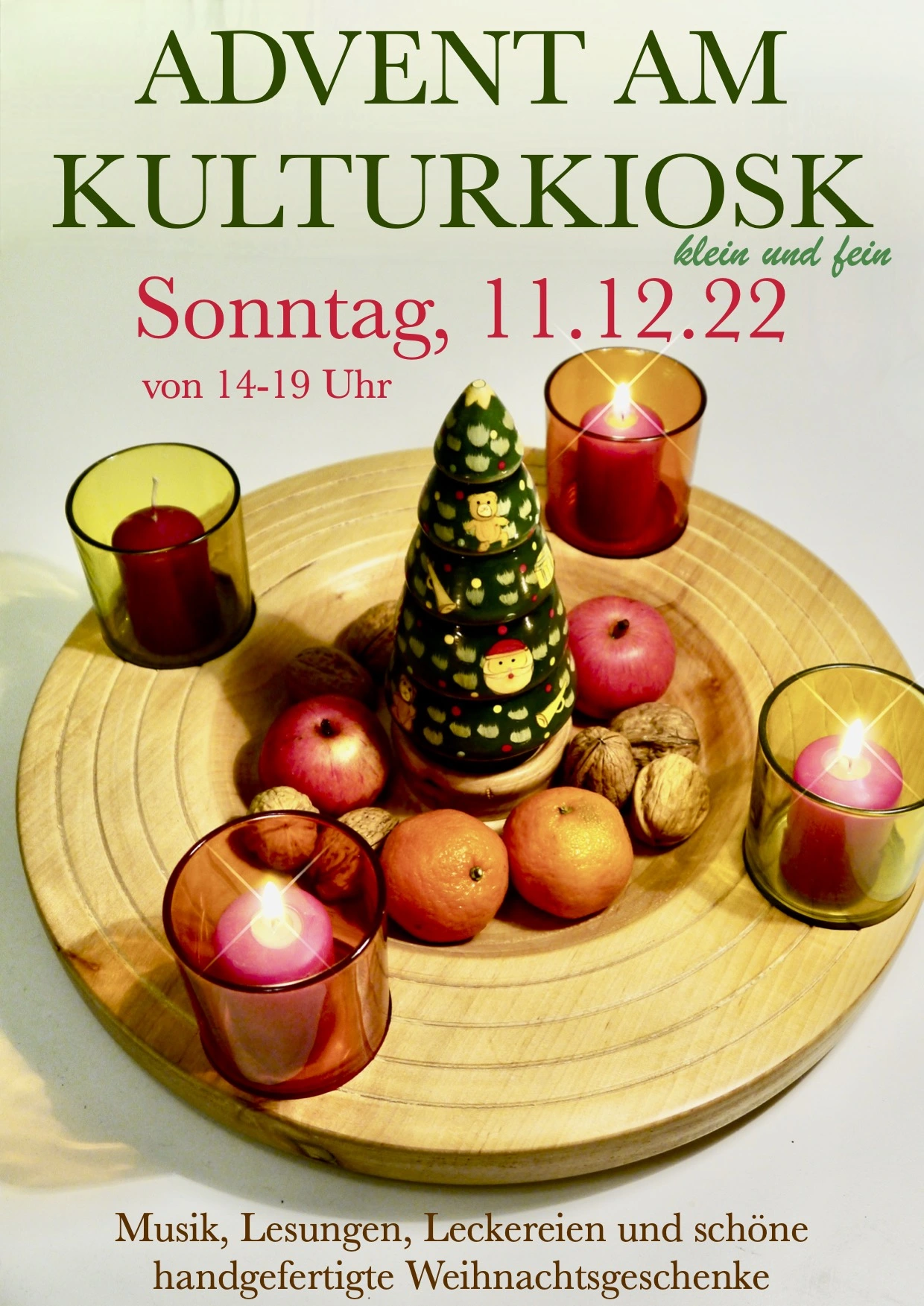 Adventskranz auf einem Holzteller mit 4 Kerzen im Glas, in der Mitte einen Tannenbaum, drumherum Aepfel, Mandarinen und Nuesse