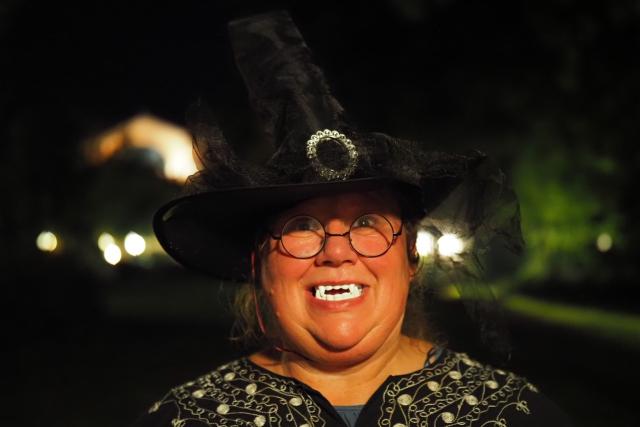 Frau mit Vampierzaehnen